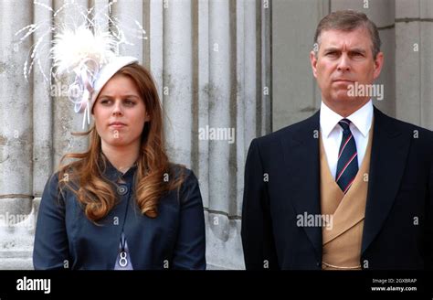 El Príncipe Andrés Duque De York Está Con Su Hija La Princesa Beatrice En El Balcón Del