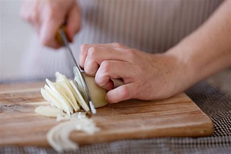 Cómo cortar frutas y verduras de forma segura