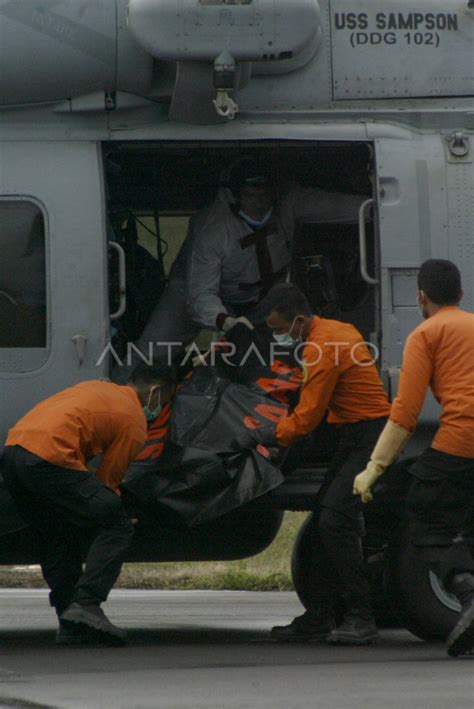 JENAZAH JATUHNYA PESAWAT AIR ASIA ANTARA Foto