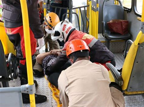 Passageiras ficam feridas em acidente entre ônibus e carro na Afonso