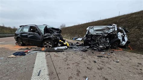 Horror Crash Auf A In Sachsen Anhalt Mehrere Tote Nach Unfall Mit