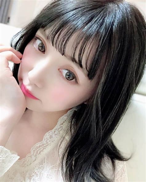 おりもあいさんのインスタグラム写真 おりもあいinstagram 「髪色変えました🙈 ️ ネイビーアッシュベージュ💕 青と緑とか入ってる初めてのこのカラー💙 肌の色が白く見えるカラーだね