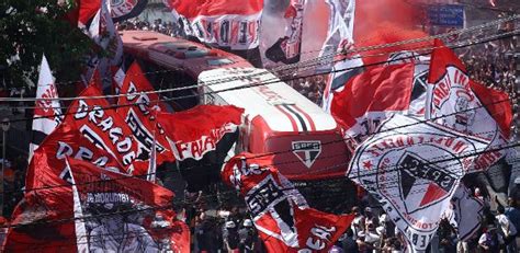 Torcida do São Paulo lota Morumbi e recepciona flamenguistas