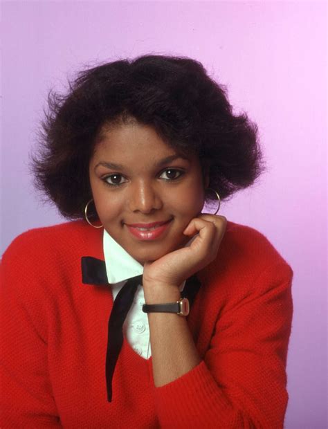 This tutorial teaches you how to style a feathered haircut