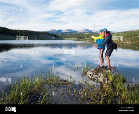 M Re Et Fille La P Che En Rivi Re Photo Stock Alamy