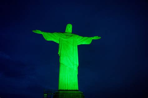 Cristo Redentor é iluminado de verde em homenagem ao Dia Nacional de