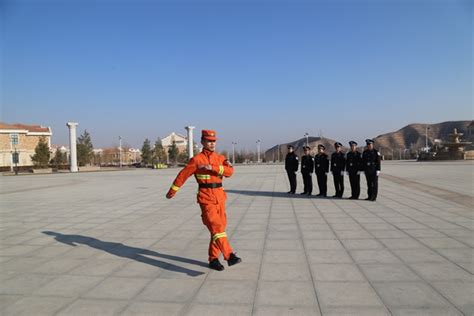 甘肃警察职业学院甘肃警察职业学院认真落实 “一支部一教官”和“每日一练”制度积极开展队列体能训练