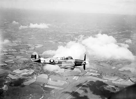 Asisbiz Spitfire Fxiv Raf Sqn Dwd Rb In Flight Web