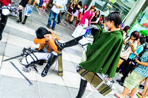 Cosplayer Como Caráteres Levi E Eren Jaeger Do Ataque No Titã Imagem