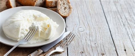 La différence entre la mozzarella et la burrata comparaison de deux