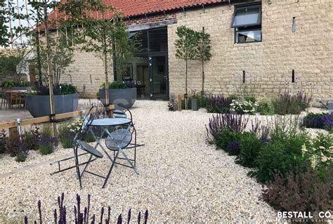 French Style Gravel Courtyard Designed By Bestallandco Gardenandlandscape