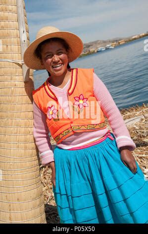 Anwohner Der Schwimmenden Schilfinseln Der Uros Titicacasee Peru