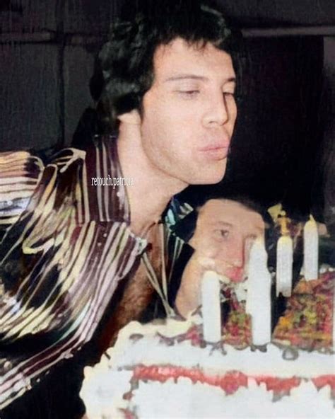 Freddie Mercury 31th Birthday🥂🎂 At The Country Cousin In 1977 🥰 ️ In 2024 Queen Freddie