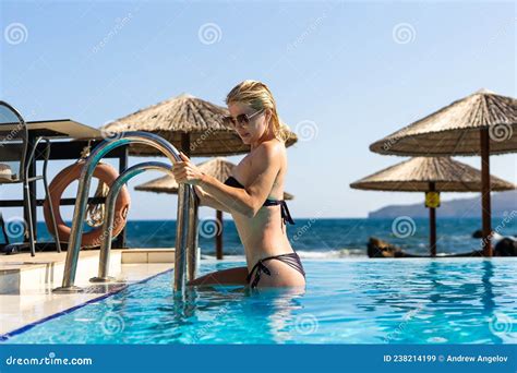 Mujer Sexy En Bikini Posando En La Piscina Balneario De Lujo Imagen