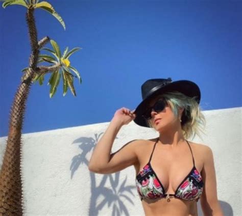 Fey Presume Paisaje En Su Cuerpo Con Atractiva Imagen En Bikini
