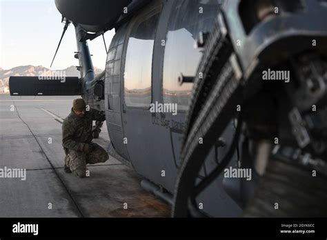 Ein Us Air Force Airman Der Dem 55 Rettungsgeschwader Zugewiesen