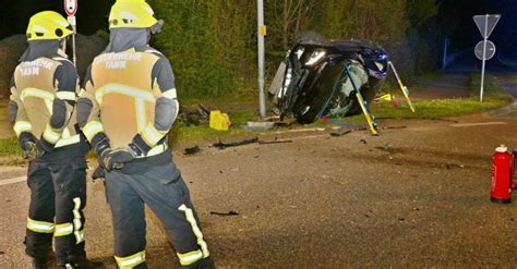 Verkehrsunfall Mit Berschlagenem Pkw Schwer Verletztem Fahrer Und