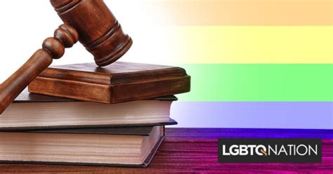 Un tyran a frappé un adolescent gay au visage pour avoir étreint un