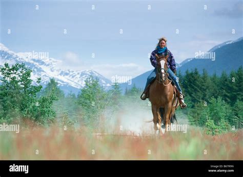 Mujer Con Un Caballo Fotografías E Imágenes De Alta Resolución Alamy