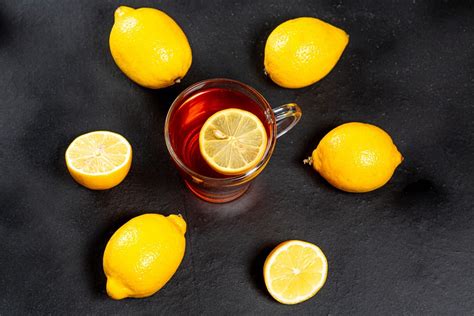 Картинка: Стеклянная чашка чая с лимоном на сером столе