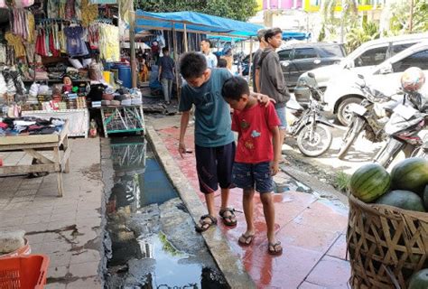 Keluhkan Saluran Drainase Pasar Inpres Yang Tersumbat