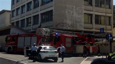 Cadono Calcinacci Dal Cornicione Della Scuola Intervengono I Vigili