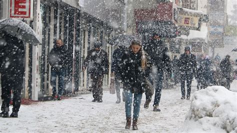 Meteoroloji Uyard Dondurucu So Ukla Geldi Lapa Lapa Kar Geliyor