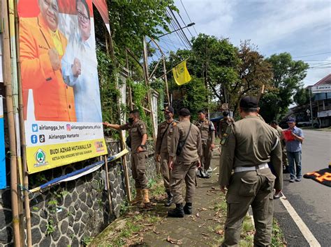 Satpol PP Kota Sukabumi Sikat Reklame Komersil Tak Berizin Radar Sukabumi