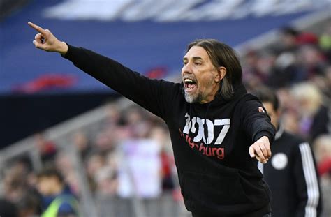 Trainer Coach Martin Schmidt FC Augsburg FCA Gestik Geste Am