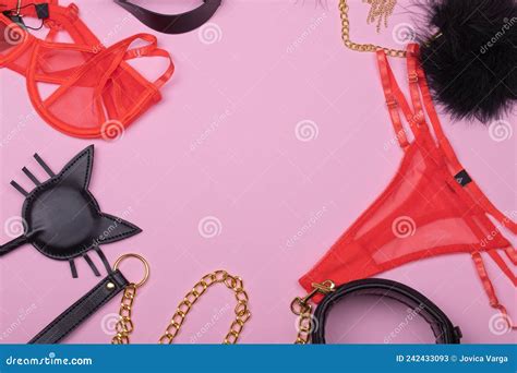 Lingerie E Conjunto De Brinquedos Eróticos Para Bdsm Num Fundo Rosa Claro Imagem de Stock