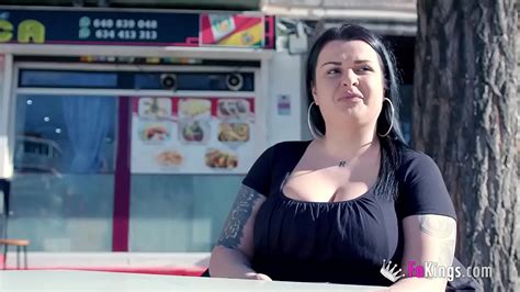 Tetona y culona MILF disfruta EXHIBICIÓN PÚBLICA y acaba follada en casa XNXX