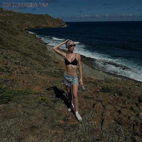 Meredith Duxbury Nude And Sexy Photos The Fappening