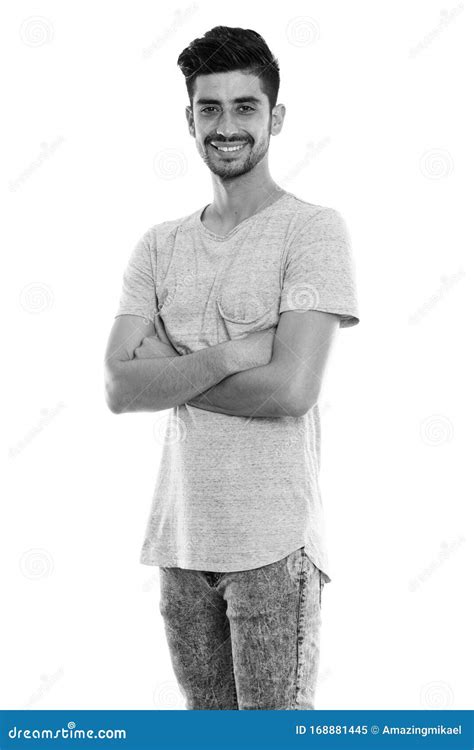 Imagen De Estudio De Un Joven Persa Feliz Sonriendo Y Parado Con Los