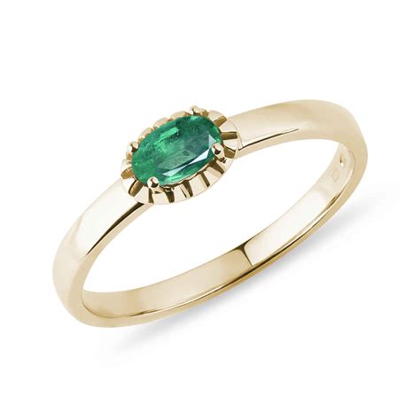 Oval emerald ring in yellow gold | KLENOTA