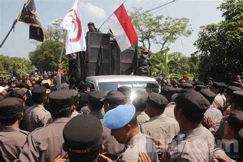 Foto Aksi Demo Forum Indramayu Menggugat Di Pondok Pesantren Al Zaytun