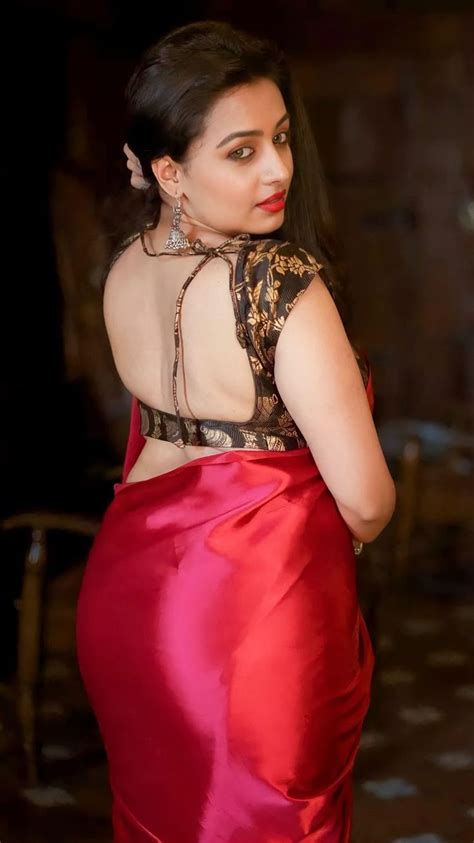 AJ Appligates adlı kullanıcının Red Saree Hot Pic panosundaki Pin