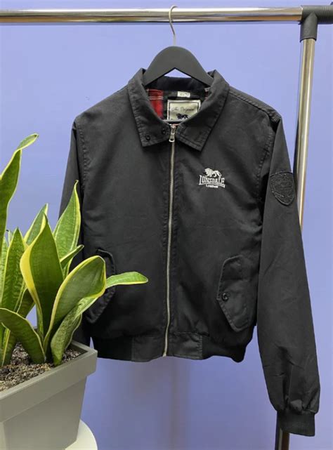 Jaket Dengan Aksen Logo Merek Yang Besar - Desain id