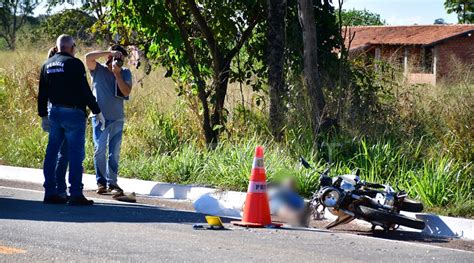 Motociclista Tem Corpo Dilacerado E Morte Instant Nea Ap S Se Envolver