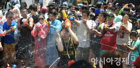 포토 물총축제 즐기는 시민들 아시아경제