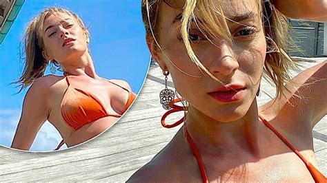 Marcelina Zawadzka w skąpym bikini pręży się na plaży ale to