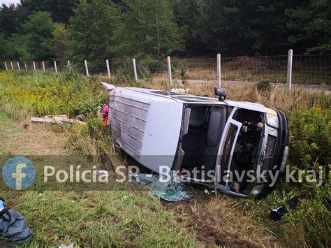 Na D2 v smere do Česka došlo k vážnej nehode premávku usmerňuje