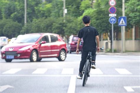 小伙梅溪湖骑车“秀操作”，交警：骑车做到文明骑行凤凰网