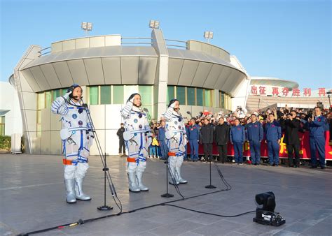 神舟十七号载人飞行任务航天员乘组出征仪式在酒泉卫星发射中心举行 新华网客户端