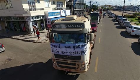 Caminhoneiros fazem carreata em Santarém em apoio à greve da categoria