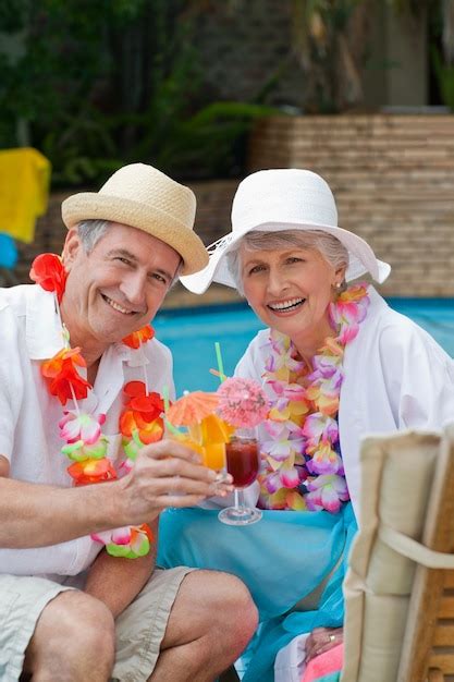 Premium Photo Happy Senior Couple Drinking Cocktail And Toasting Each