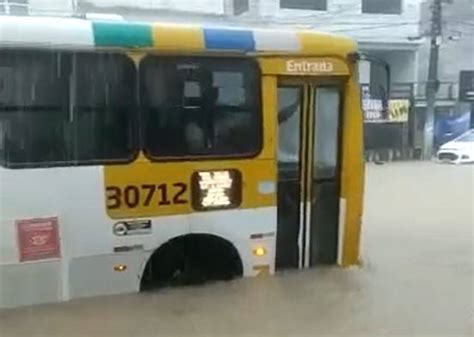 Vídeos Mostram Alagamentos E Transtornos Causados Pela Chuva Em