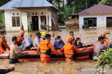 Basarnas Gunakan Perahu Karet Evakuasi Warga Korban Banjir Monano