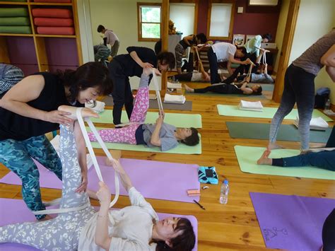 アサナの実践と効果の実証に不可欠な〝気づき〟 柳生直子とチャタローのアイアンガーヨガ