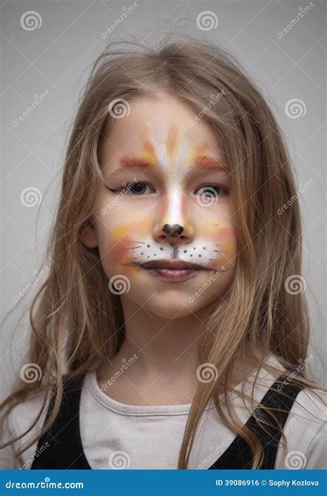 Petite Fille Avec Le Portrait De Maquillage De Peinture De Chat Photo