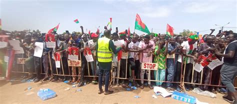 Ouagadougou Des Manifestants Réclament La Prolongation De La